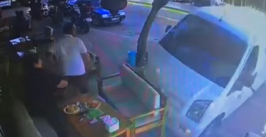 Minibüs Kafenin İçine Dalınca Olay Yerinde Panik Yaşandı