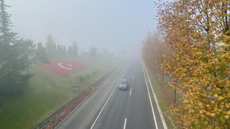 Anadolu Otoyolu'nda sis görüş mesafesini düşürdü