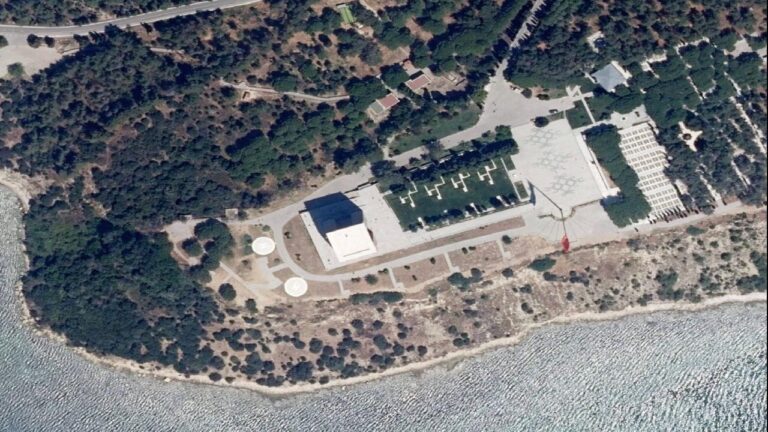 MSB, anıtın tarihi fotoğraflarını Çanakkale şehitlerine paylaştı