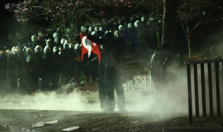 “Başkan’a karşı sloganlar bağırmış olanlarla birlikte olmak” bir suç olarak kabul edildi – Haber Politikaları Haberleri